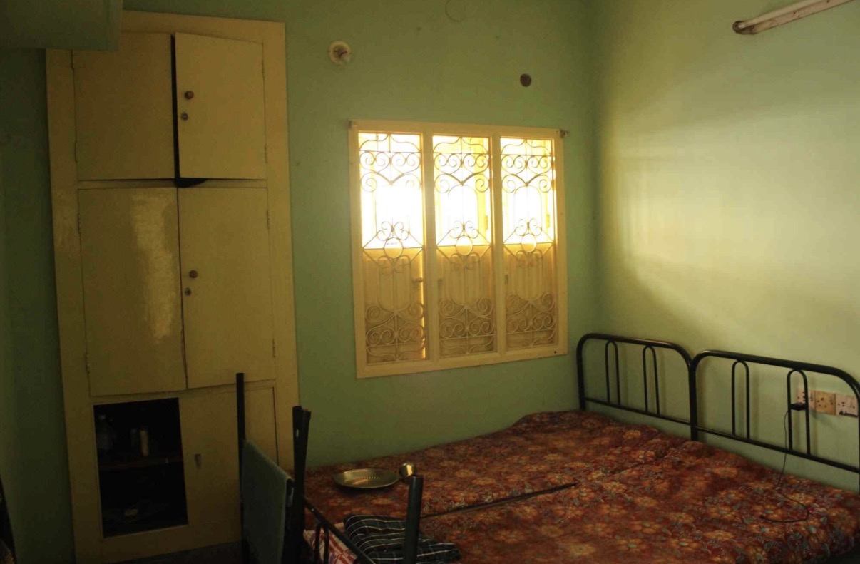 Single sharing room with wardrobe and window